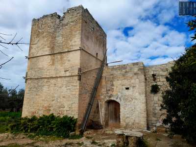 Poco distante � la quadrangolare Torre Gattamanza, del secolo XI o XII, parte �esploratoria� a due piani del casino dello stesso nome rimaneggiato tra il Seicento e il Settecento probabilmente dalla nobile famiglia Lepore